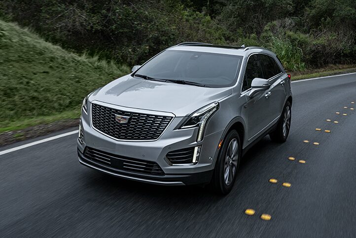 Asistente activo de mantenimiento de carril que alerta y corrige al conductor de Cadillac XT5 2021, crossover de lujo